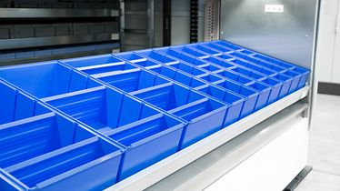 LMB containers on a tray for vertical lift module LogiMat®