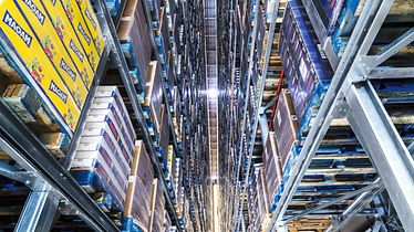 high-bay warehouse with a capacity of 92,800 pallet storage locations