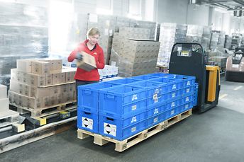 order picking from pallets to boxes at dm