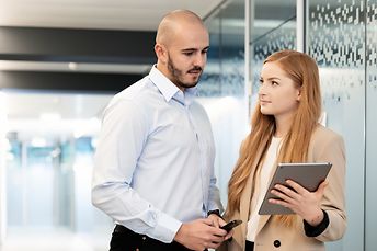 HR_two people discussing something on the tablet