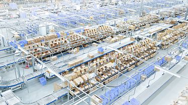 Overview of store order picking area with conveyor
Country Road Group fashion Omni Fulfilment Centre - Melbourne, Australia
