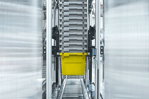 Orders worden volautomatisch gepikt door een systeem die de orders vervoert via een transportband