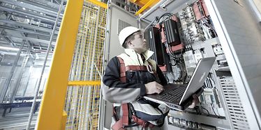 Preventief onderhoud wordt verleend door een servicemedewerker in een magazijn