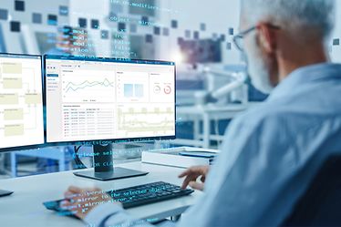 Man analyseert logistieke software WAMAS via een computer