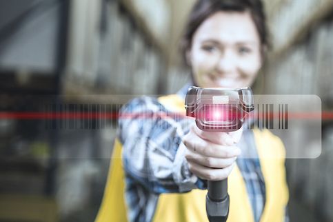 Vrouw houdt scanapparaat in haar hand en scant een barcode van een product