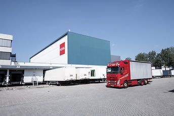 More than 10,000 order containers leave the Hema central warehouse every week.