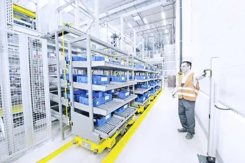 A ládákat felszabadítják, amint a vontatószerelvény eléri a rakodási pozíciót.