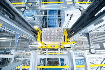 Schäfer Lift&Run raktárgép csatornatároló rendszerrel kombinálva