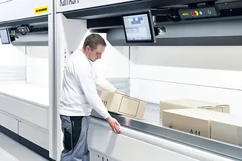 Megerősítő fénysáv a beléptető nyílás alatt