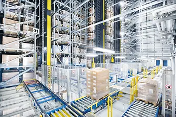 Magasraktár SSI EXYZ állványkiszolgáló rendszerrel