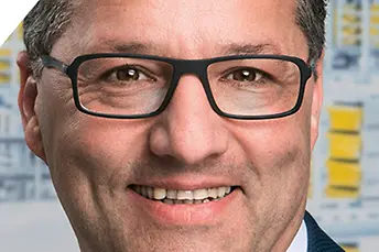 Elie Zita, Ügyfélszolgálat vezetője