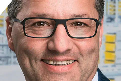 Elie Zita, Ügyfélszolgálat vezetője