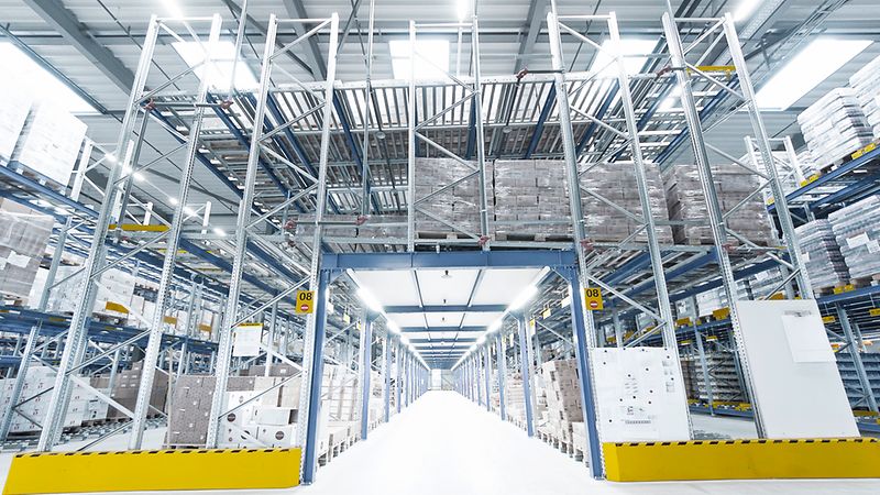 Pallet dynamic flow racks | SSI SCHAEFER