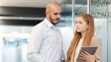 Dos personas discutiendo algo en la tablet