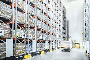 Semi-automated warehouse solution: Mobile Pallet Racks