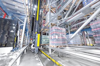 SSI Exyz opent pallets die zijn opgeslagen in een reksysteem