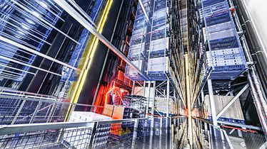 Hochregallager in Regalbediengerät Exyz