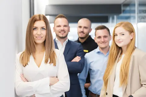 V središču so HR_posamezniki in skupnost