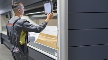 Kommissionieren am Lagerlift SSI LOGIMAT