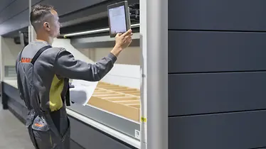 Kommissionieren am Lagerlift SSI LOGIMAT