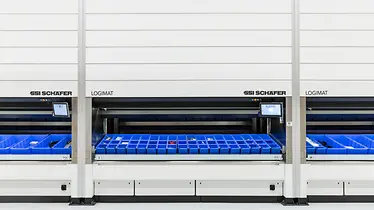 Drei Personen bedienen die sechs SSI LOGIMAT Lagerlifte