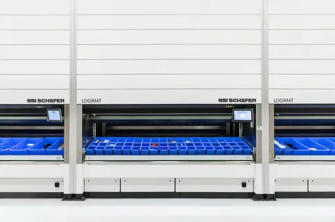 Drei Personen bedienen die sechs SSI LOGIMAT Lagerlifte