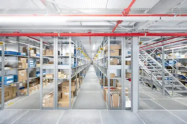 Fachboderegale R 3000 in einer mehrgeschossigen Anlage