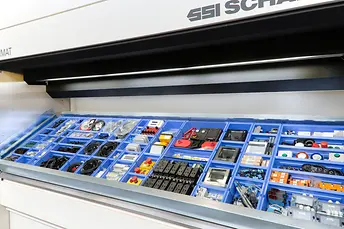 Fach eines Vertikalliftmoduls SSI Schäfer Logimat mit übersichtlich angeordneten elektronischen Komponenten