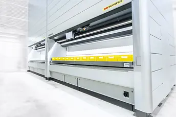 Vertikalliftmodul SSI Schäfer Logimat mit gelben Behältern zur Lagerung