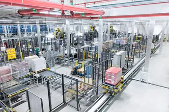 Sínvezetésű járműrendszer a svéd Coop elosztóközpontban