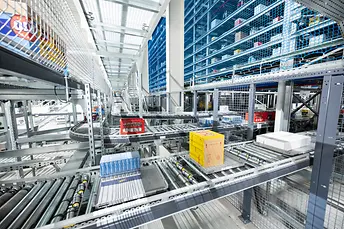 Szállítópálya a svéd Coop elosztóközpontjában