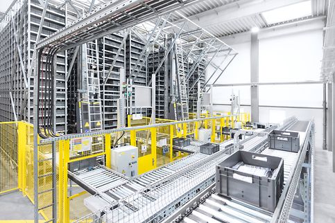 SSI SMC Miniload szállítópálya rendszer