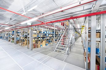 Escalier mezzanine et rayonnage