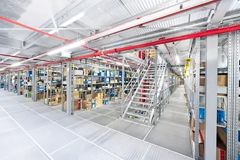 Escalier mezzanine et rayonnage