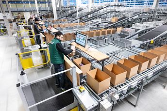 áru-az -emberhez elvű komissiózó állomások