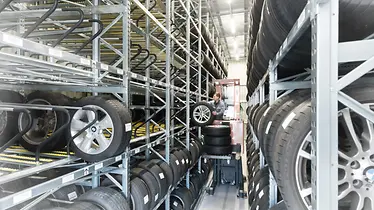 Dynamic 4 racking wide shot