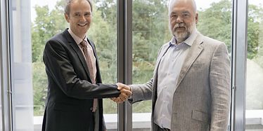 The contract has been signed: Jan Maertens (r.), Managing Director of ABM, and