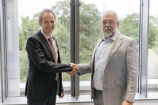 The contract has been signed: Jan Maertens (r.), Managing Director of ABM, and