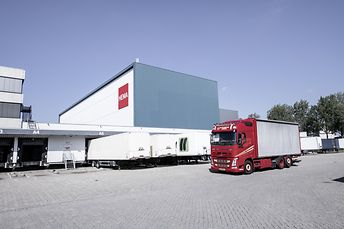 More than 10,000 order containers leave the Hema central warehouse every week.