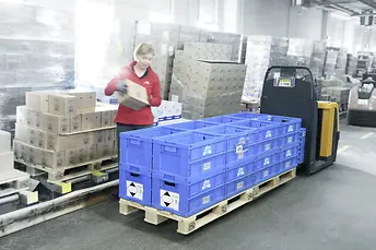 order picking from pallets to boxes at dm